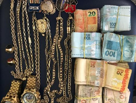 PCERJ's tweet photo. #108DP, em conjunto com a #106DP e Subsecretaria de Inteligência da Bahia, prende um dos principais chefes do tráfico de drogas da região Serra Fluminense. Saiba mais: https://t.co/X9nTY0Q3uX https://t.co/OfVfoBMZdu