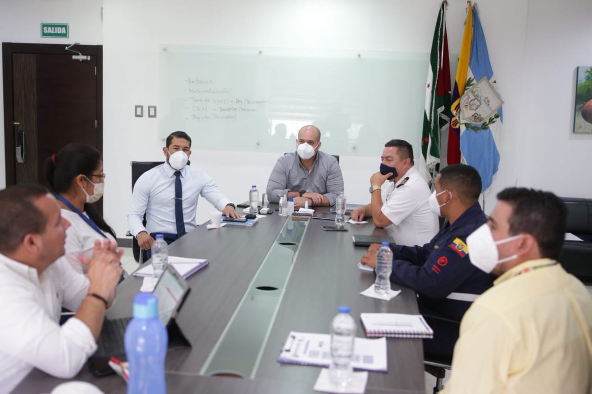 armada_ecuador's tweet photo. #Manta| En las instalaciones de la Alcaldía de Manta se desarrolló reunión de trabajo, con el fin de gestionar el apoyo al desarrollo marítimo nacional y control para disminuir las actividades ilícitas en alta mar. #UCSMAN #2020añodelcompromisoyorgulloinstitucional https://t.co/FNfZ9rO38X