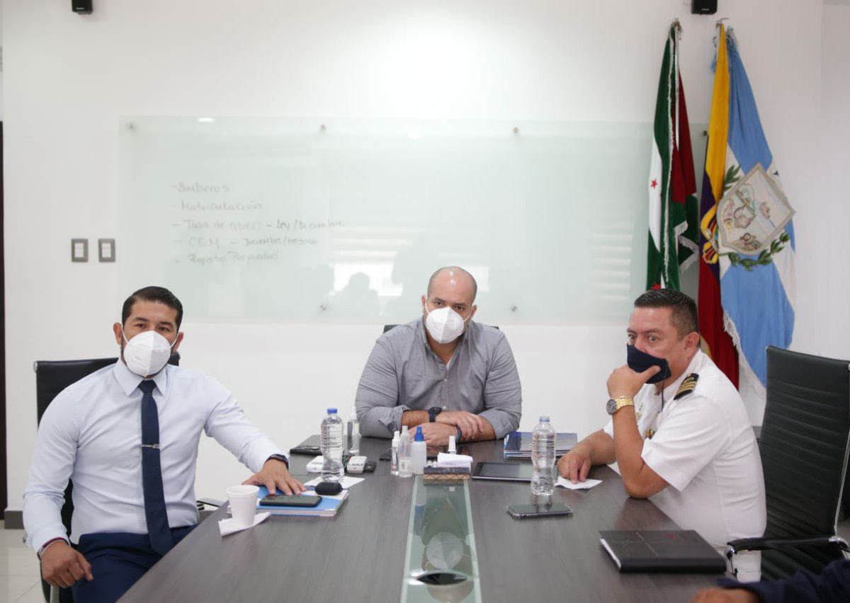 armada_ecuador's tweet photo. #Manta| En las instalaciones de la Alcaldía de Manta se desarrolló reunión de trabajo, con el fin de gestionar el apoyo al desarrollo marítimo nacional y control para disminuir las actividades ilícitas en alta mar. #UCSMAN #2020añodelcompromisoyorgulloinstitucional https://t.co/FNfZ9rO38X