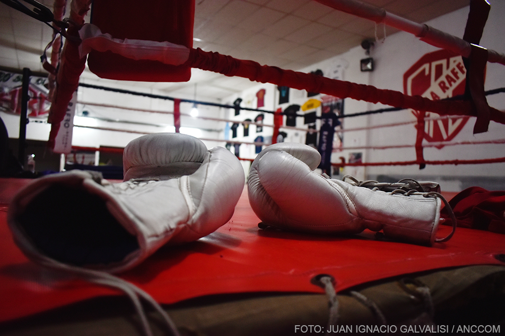 AnccomNoticias's tweet image. 🥊  #Boxear contra el #COVID

Los boxeadores profesionales y amateurs luchan por mantenerse en forma y listos para cuando se vuelva a habilitar la práctica de este #Deporte

➡️ ¿Qué estrategias implementan?💪🏽 

Enterate en la nota 👉  bit.ly/3m3wJms