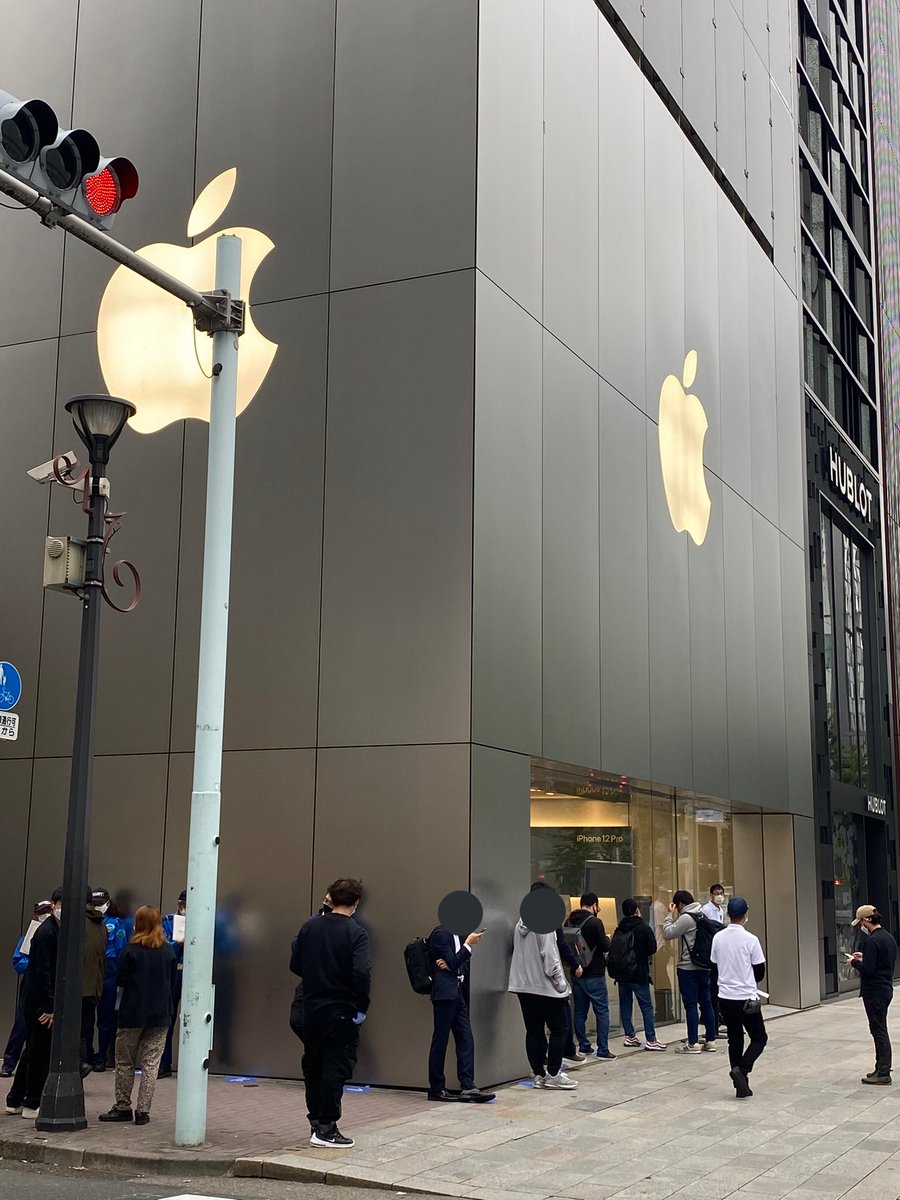よっくん Iphone 12 Pro Iphone 12 発売開始の8時まで分を切り Apple Store Ginza では予約者を並ばせ始めました Softbank銀座は動き無し 中間にあるauの関連施設 では 発売イベントを配信してます Au旗艦店のある表参道で何かしてるのかな