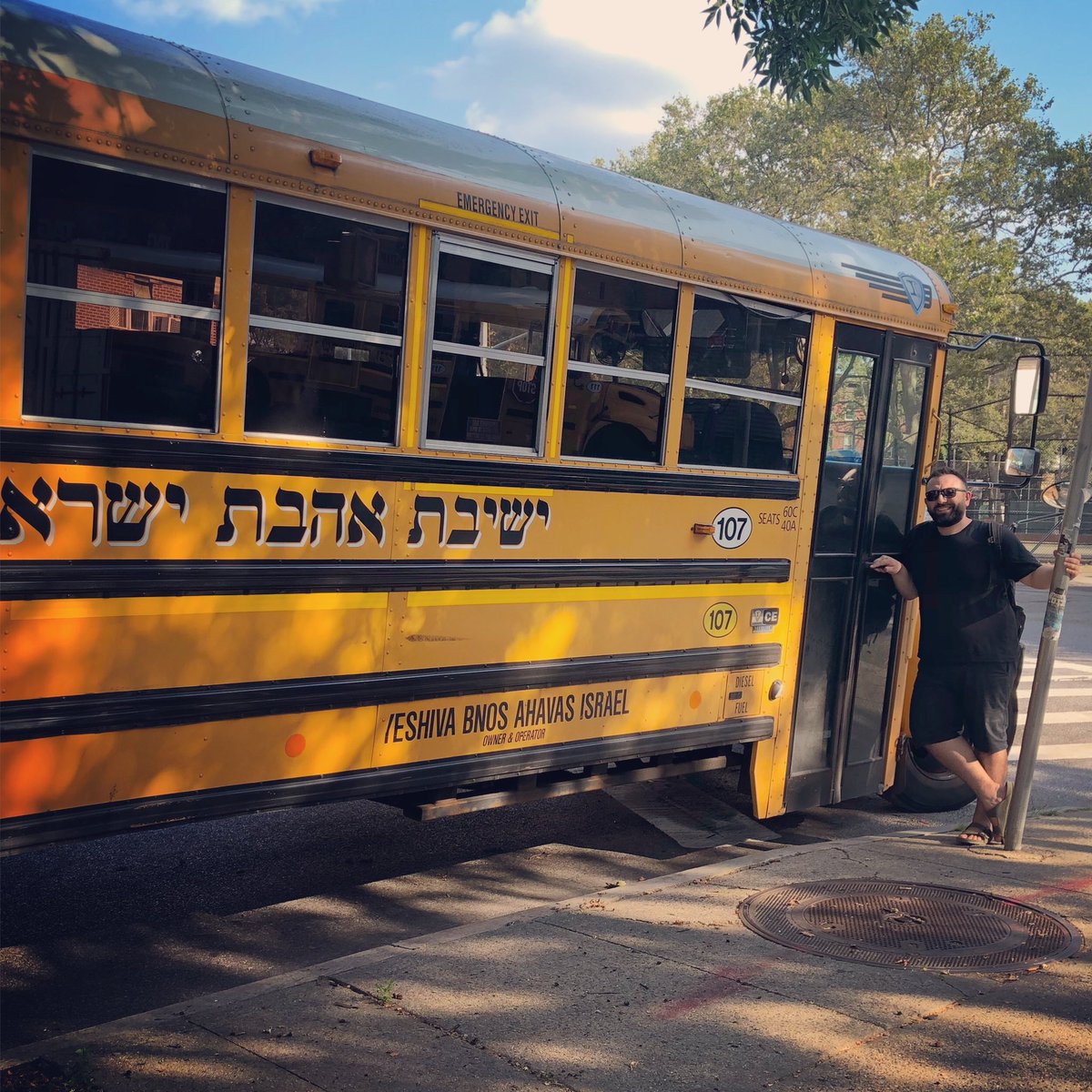 Unorthodox’u izlediysen, burasının nasıl bir cehennem olduğunu biliyorsundur. Bu hapishanede duvarlar yok. 🇺🇸 #newyork #williamsburg