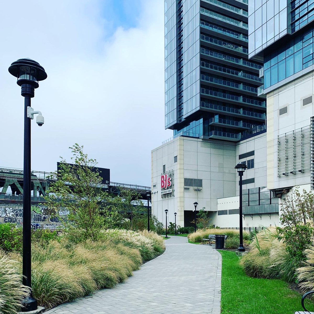 FlushingBID's tweet photo. Has anyone notice that there is a private waterfront park, but open to the public in downtown Flushing? Such a hidden jewel. Ideal location for morning excise, lunch break, and quality family time. Enjoy the lovely moment at Flushing Waterfront! #loveflushing #flushingwaterfront https://t.co/OXoSI51LtW