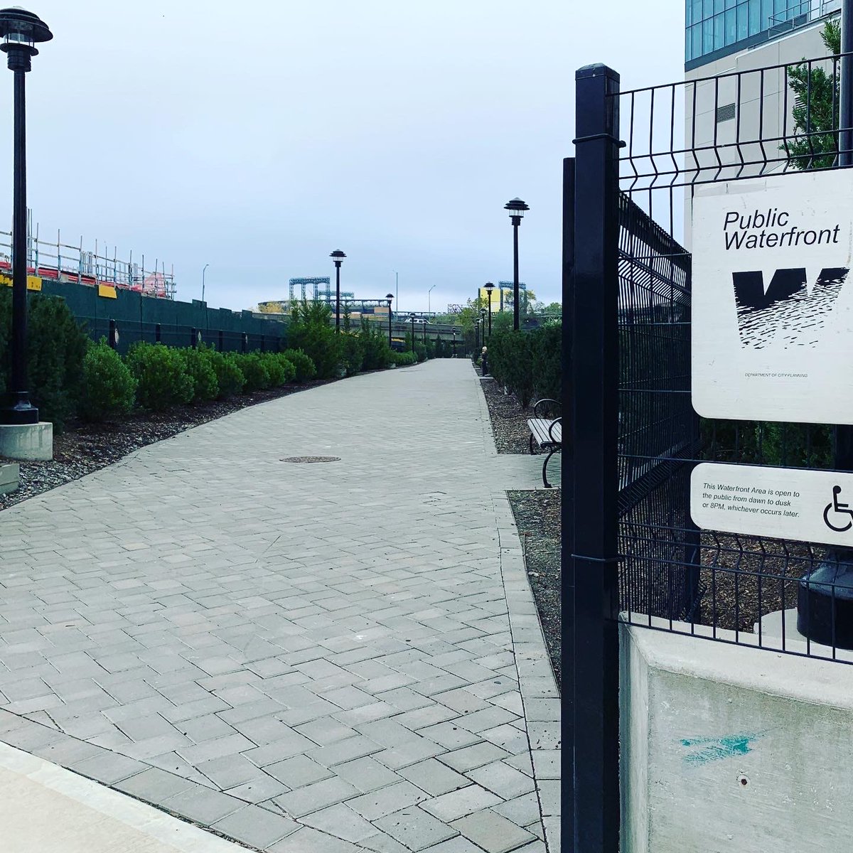 FlushingBID's tweet photo. Has anyone notice that there is a private waterfront park, but open to the public in downtown Flushing? Such a hidden jewel. Ideal location for morning excise, lunch break, and quality family time. Enjoy the lovely moment at Flushing Waterfront! #loveflushing #flushingwaterfront https://t.co/OXoSI51LtW