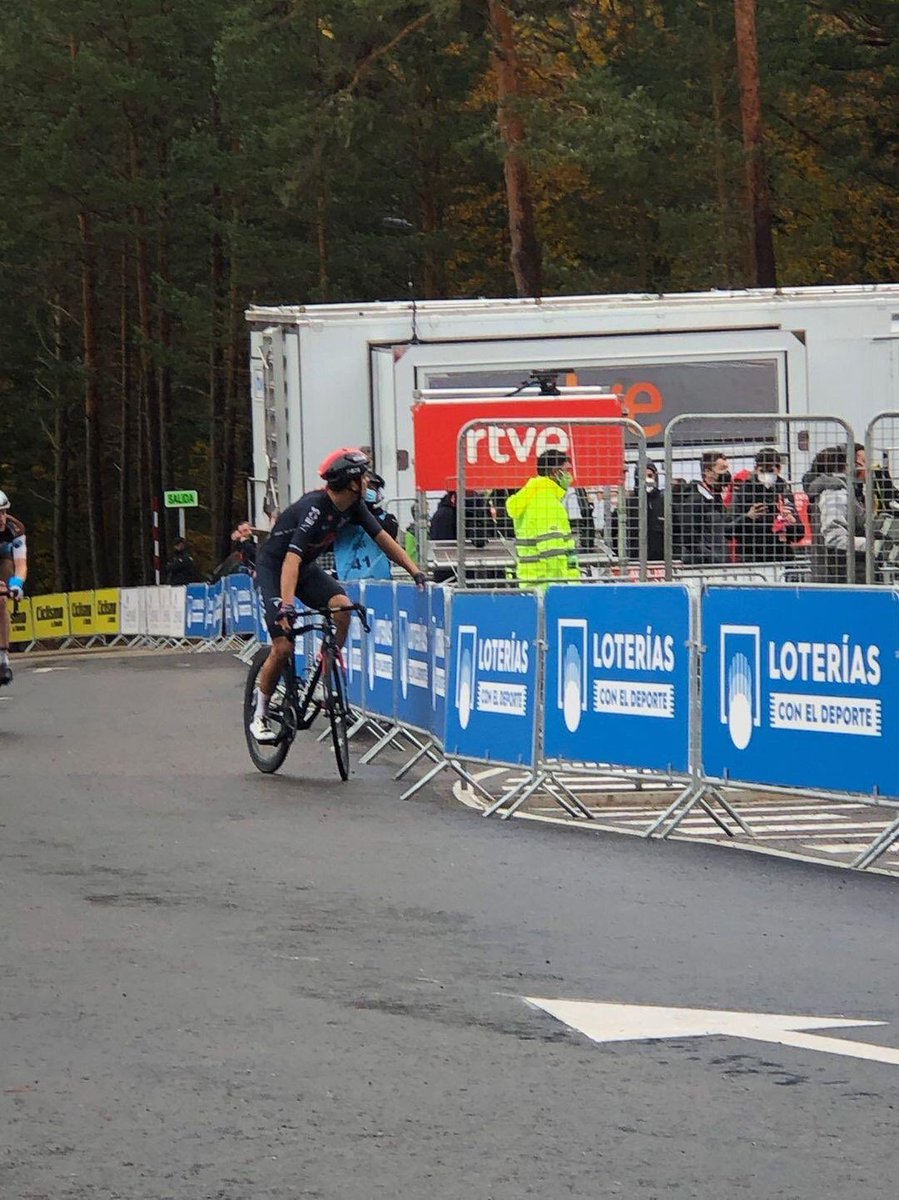 Lo que en la tv no se ve... Terminado el trabajo, pantalla a 1 kilómetro de la llegada y las ansias me hicieron parar para ver el final 😂😅 Grande <a href="/RichardCarapazM/">Richard Carapaz M</a> !! Pronto llegará la recompensa!! 💪🏽