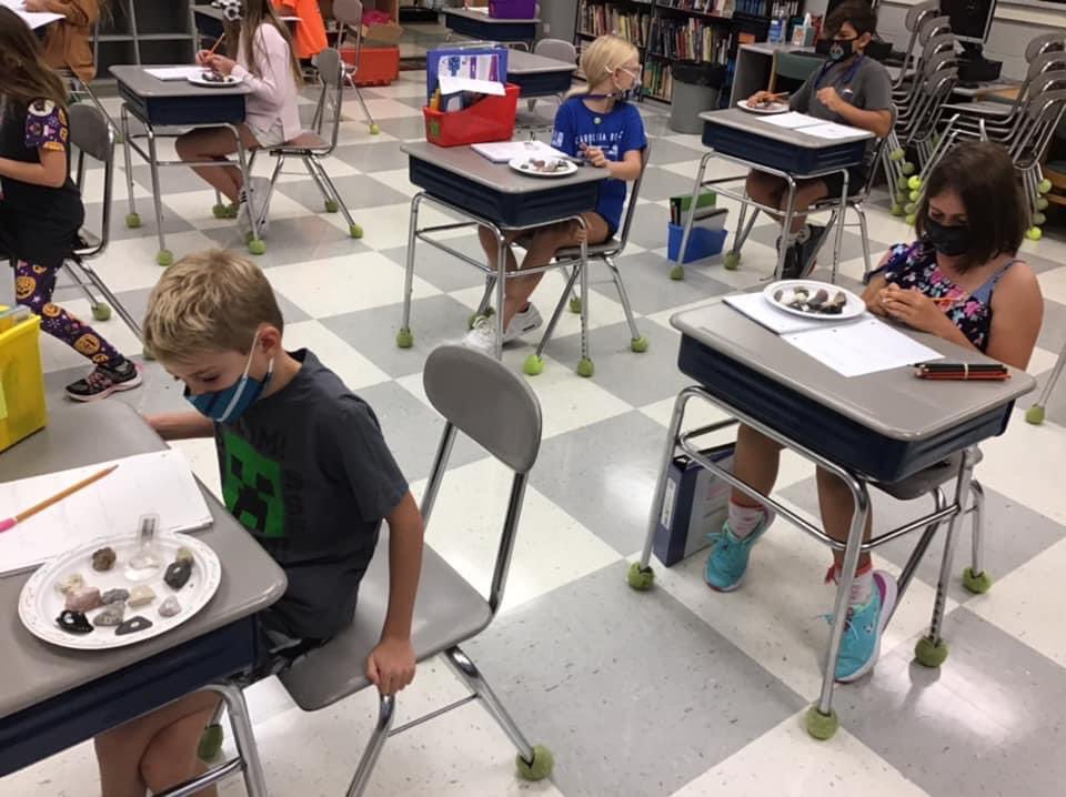 DeannaLeake's tweet photo. This week in @BeachyBoos class, they analyzed and examined the properties of different types of rocks, grouping them into 3 categories: sedimentary, igneous, &amp; metamorphic. #exploration #CBSeaStars #5StarDifference @CBElementary @NewHanoverCoSch #NHCSchat https://t.co/jrtzSFqDSU