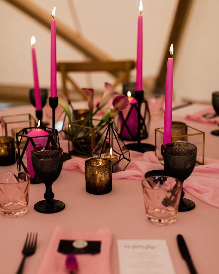 SabatoEvents's tweet image. Brighter days are coming! Your wedding is about things personal to you so don’t be afraid to be different! Who loves this idea of adding black into the colour scheme? I love the classic, subtle wedding tones,but sometimes bold is beautiful. And this definitely is! Photo:Pinterest