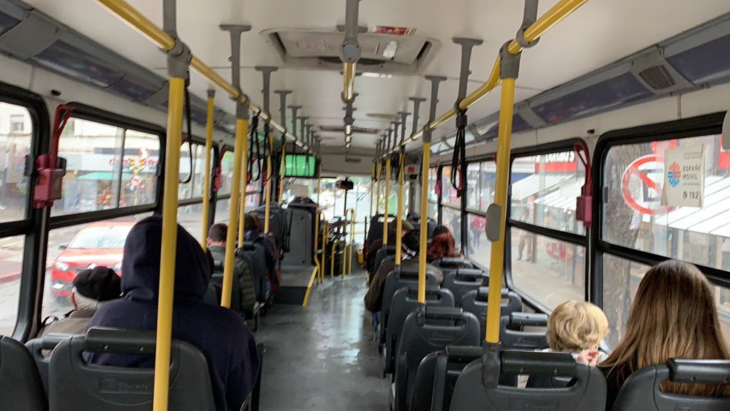 hugo_f_mattos's tweet image. Ni una ventanilla abierta, todos preocupados por qué les caiga una gota de agua y no por un virus que puede matar al ser querido de alguien. Hipocresía uruguaya, nos gusta hablar de la solidaridad y la verdad es que no existe. #UsaCubrebocas #dfs #ventilá #LavateLasManos