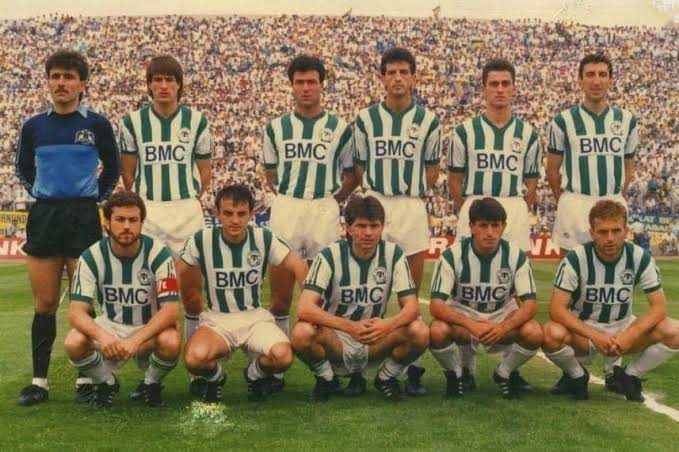 1988 1989 Konyasporumuz
Çubuklu Formamız ile sahada
Beyaz şort ve konç.
Forma Sponsoru: Adidas
Göğüs Sponsoru:BMC
Koldaki üç banttan adidas olduğu ortaya çıkıyor.#konyaspor