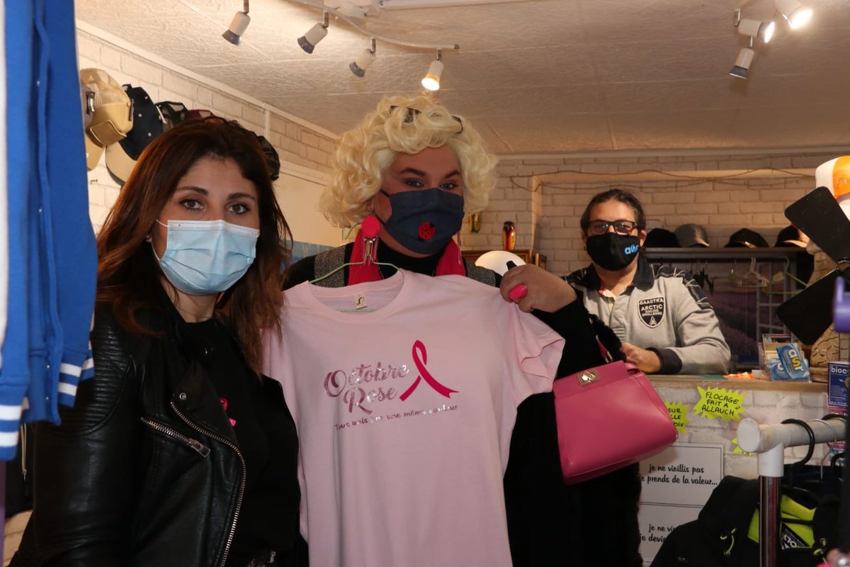 LioneldeCala's tweet photo. #Solidarité
🎀 Lutte contre le cancer : mobilisés avec « Zize DuPanier », marraine au grand cœur de l’engagement d’#Allauch dans la campagne d’#OctobreRose 2020 !
@zizeofficiel @allauch https://t.co/NnPUXrlHJe