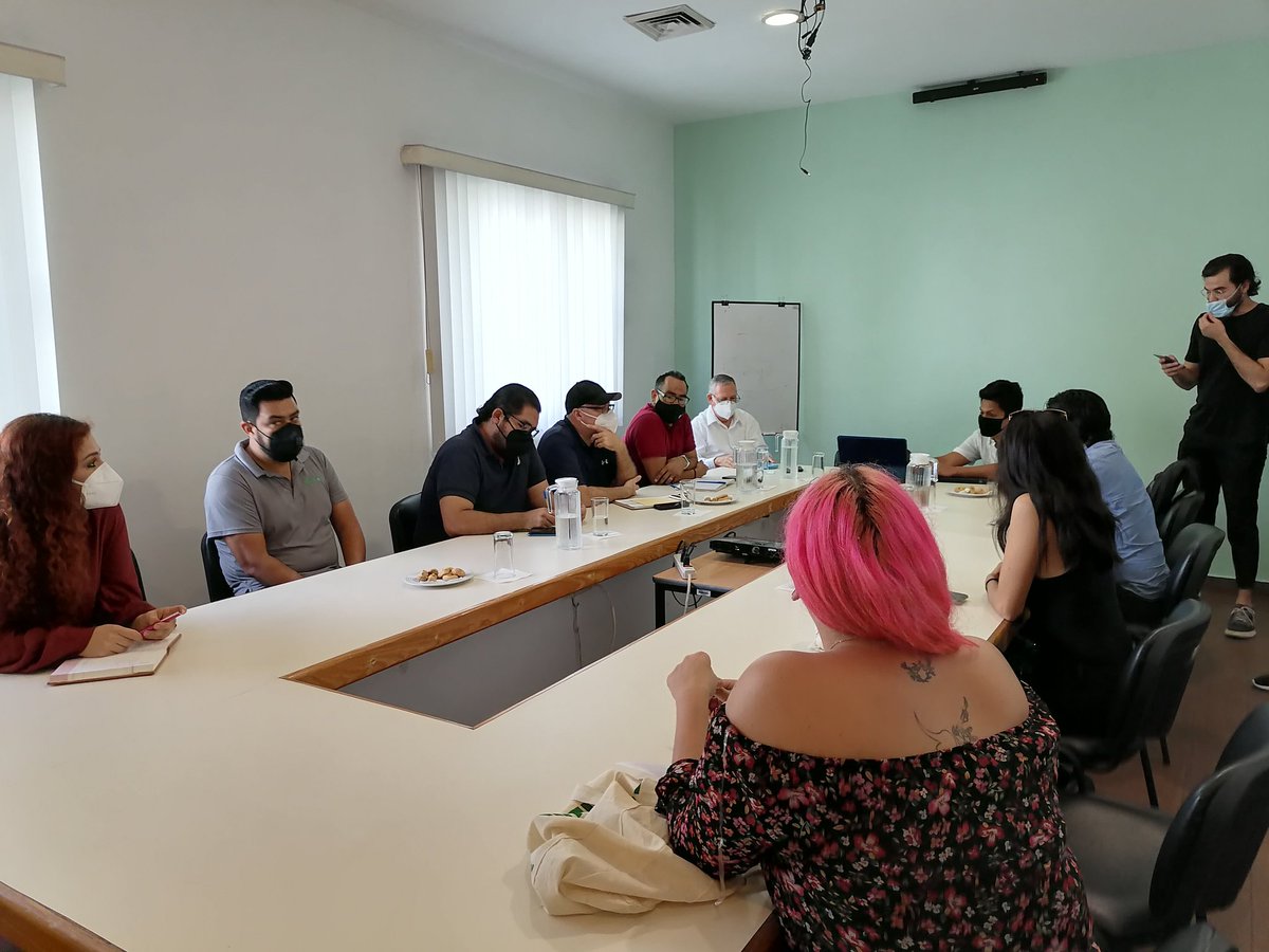 LigaPeatonal's tweet photo. Estamos en #Culiacán para impulsar la #VisiónCero en temas de Seguridad Vial.
Por invitación de @mapasin_sinaloa estamos impartiendo el taller de #CEBRAPEDIA a integrantes de sociedad civil y servidor@s públicos. https://t.co/Gr6sovrvAW