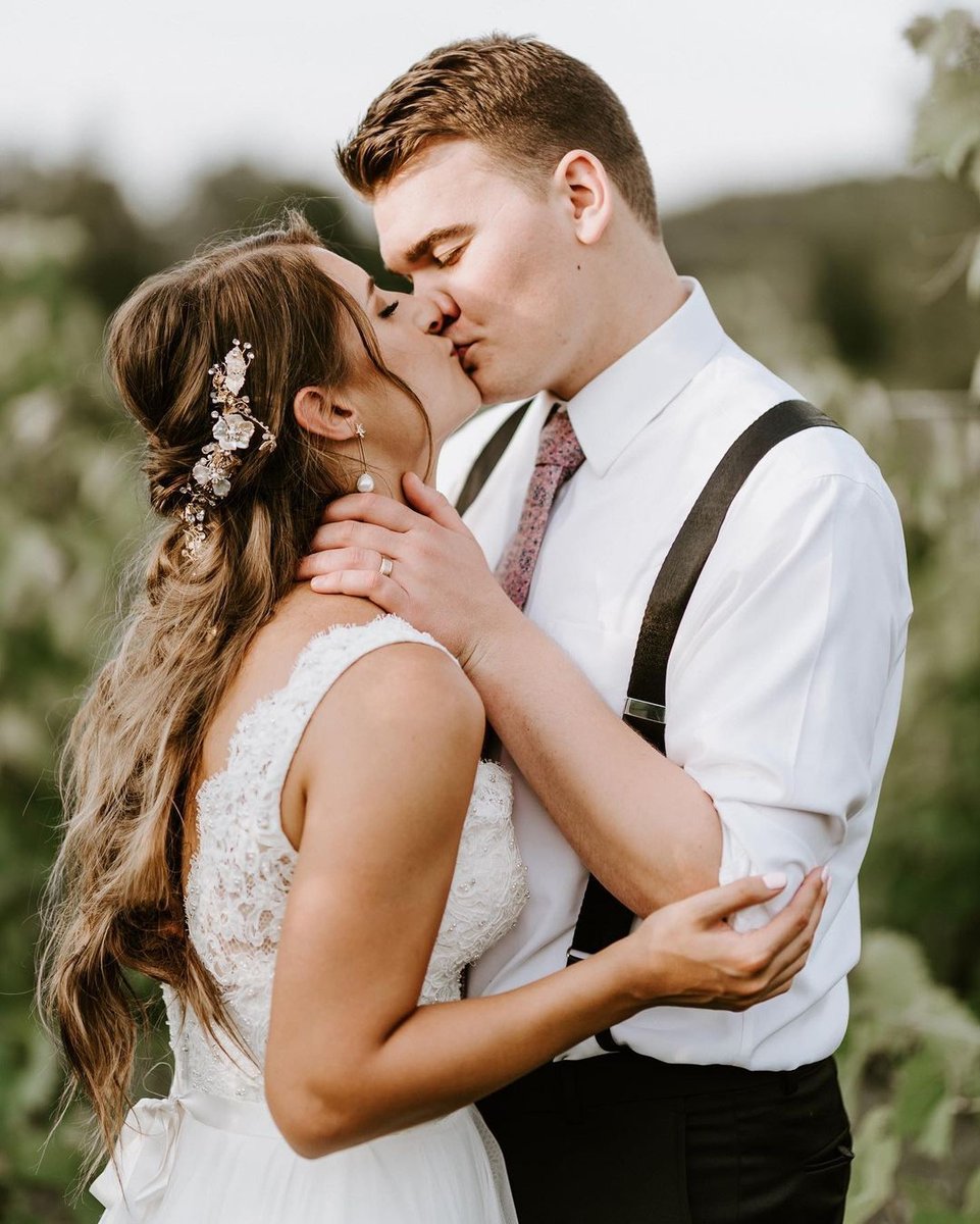 Paloma_Blanca's tweet photo. and suddenly, all the love songs were about you 💕 #style4798 #palomabride // 📷: Folchi Creative https://t.co/mTpg4EZPZJ