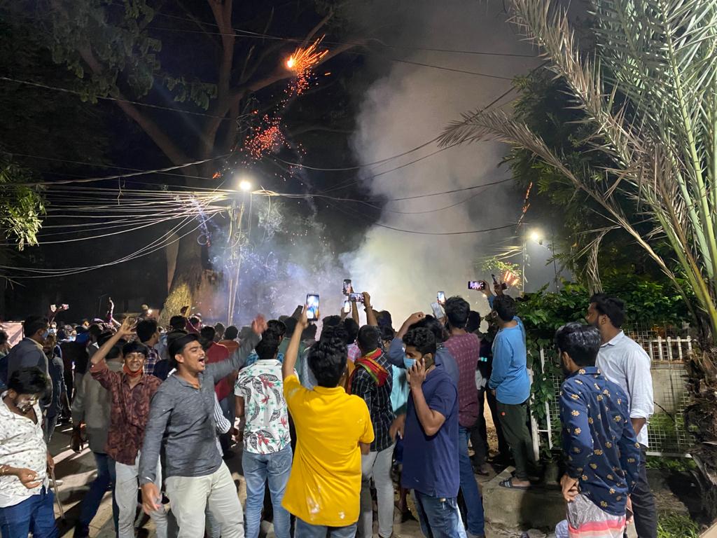Team_Prabhas's tweet photo. High in celebrations 💥💥💥
#HappyBirthdayPrabhas https://t.co/d2Vjwmg6P1