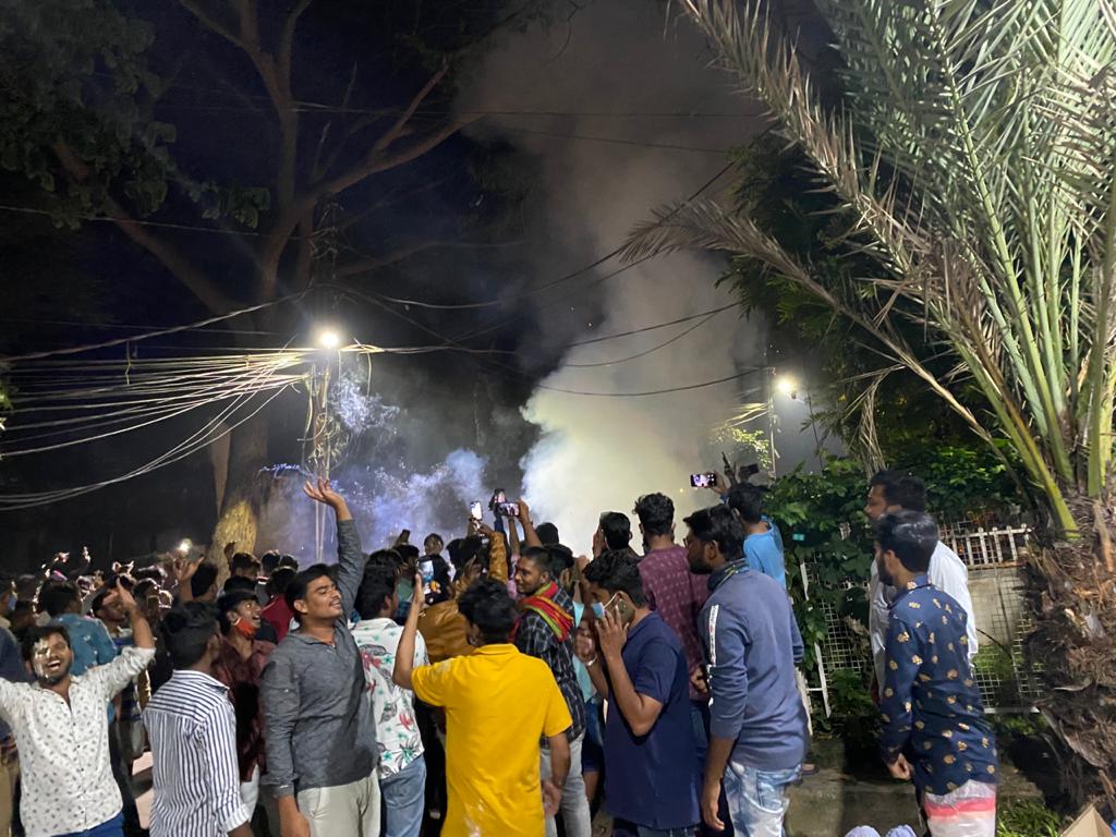 Team_Prabhas's tweet photo. High in celebrations 💥💥💥
#HappyBirthdayPrabhas https://t.co/d2Vjwmg6P1