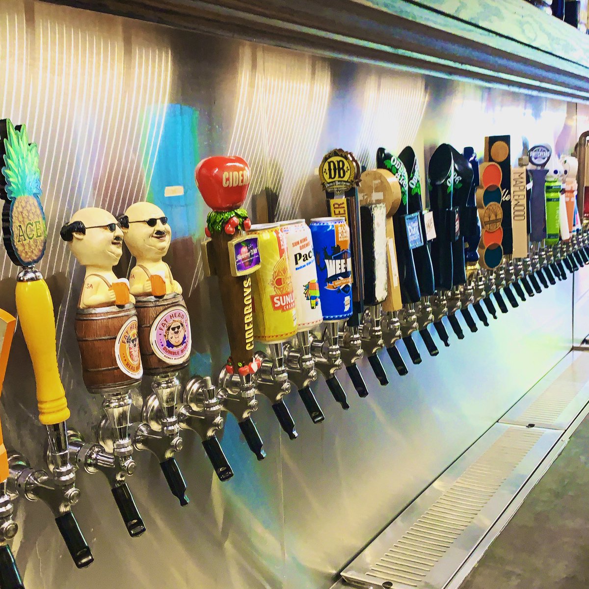 Happy Thirsty Thursday!! Looking for a place to catch the game tonight? How about a date night with the love? Maybe just a night out with friends! Well we got you covered!! Enjoy a seat at the bar or maybe in our shaded patio! #DrinkLocal #BeatutifulCarmelNight