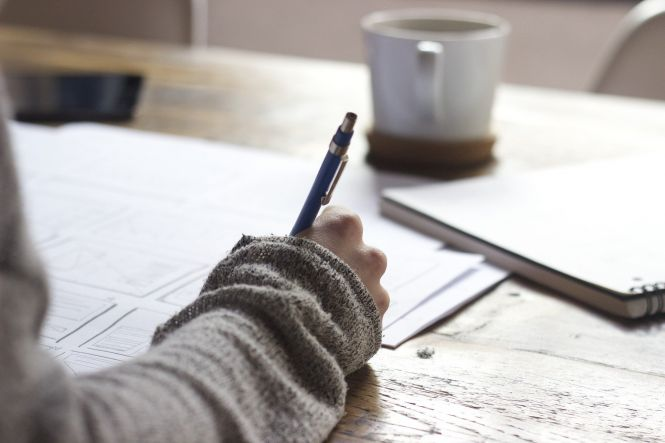 Coraz więcej szkół przechodzi na nauczanie zdalne lub hybrydowe. To sprawdzian nie tylko dla systemu edukacji, ale przede wszystkim dla rodziców. Czy i jak pogodzić naukę z pracą, którą też coraz częściej wykonujemy z domu? Podpowiadamy >> https://t.co/d8YPabL4cg https://t.co/fPqpg9bpbz
