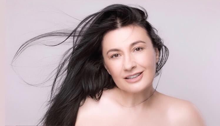 Kaliopi_KMP's tweet photo. “Обои ме, во една срна, бела,
мала како шетам по облаците
а небото обои го во дождот
што во светло роза мене ми се смее
Обои љубов, и со неа
допри ги најслабите
обои среќа, во една
темно зелена што не гасне...”
#kaliopi #oboime #music #love #healthyskin
#Cannabo https://t.co/ACpiim6dGw
