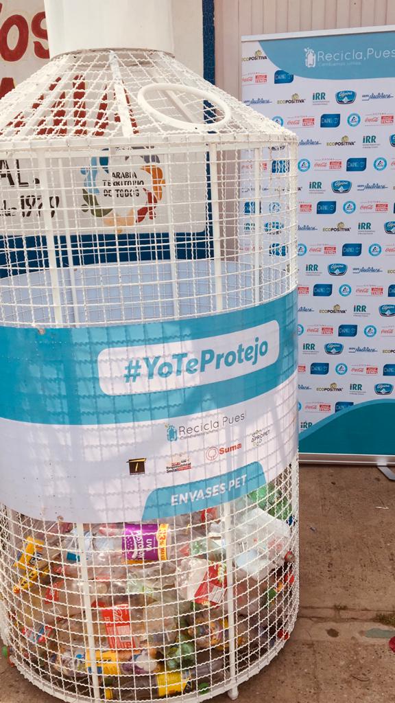 bogotaampm's tweet photo. En el paradero Arabia en la localidad de Ciudad Bolivar continúa la campaña #YoTeProtejo, la iniciativa entrega caretas de protección a cambio de botellas de plástico o cajas tetra pack. @transmilenio #ReciclaPues @SUMAndo_SITP https://t.co/qKUZbRcayk