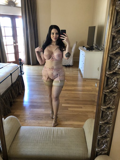 On your knees for Me 💕 https://t.co/VhBSuZzwKX