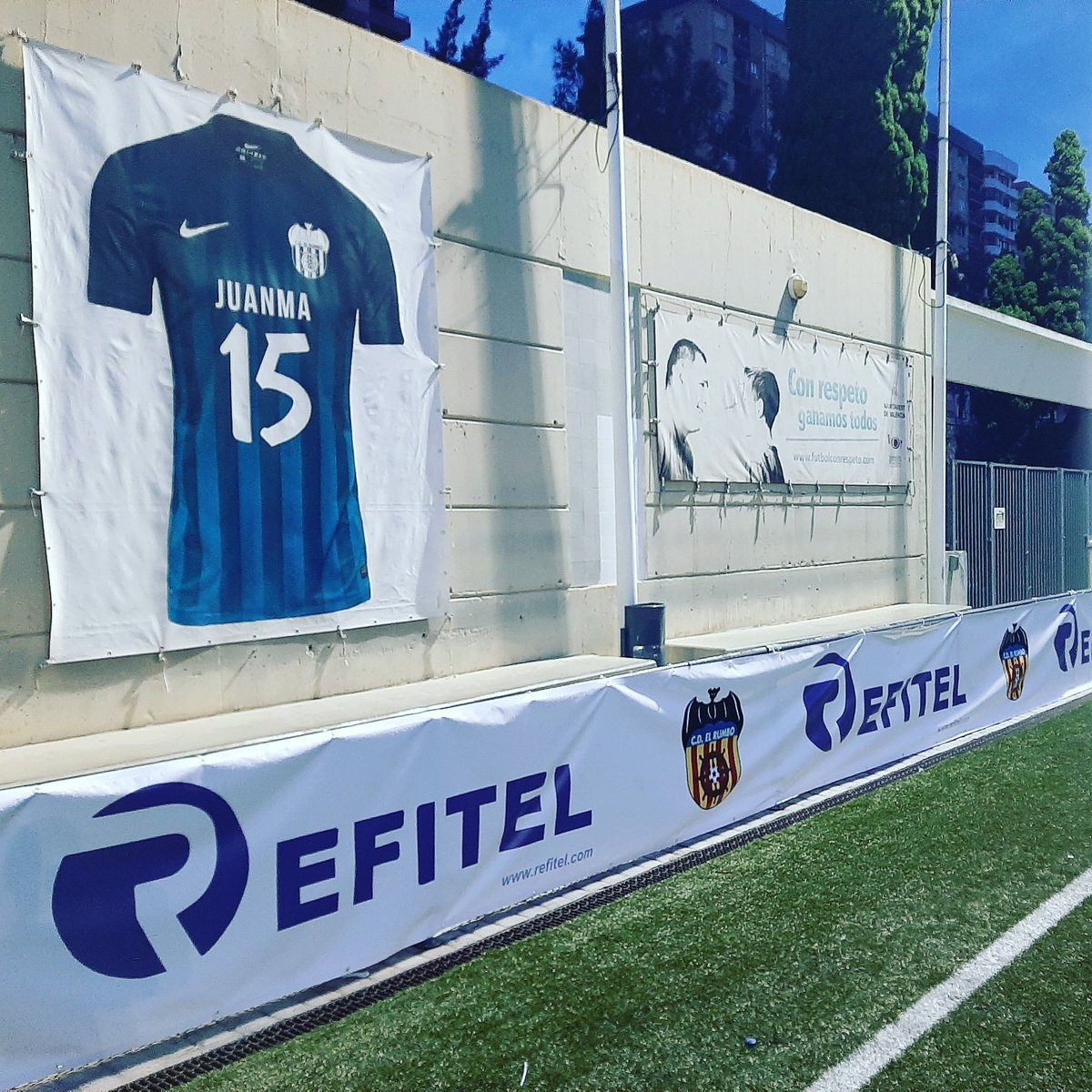 La lona de nuestro principal patrocinador, Refitel, ya está presente en nuestras instalaciones.

Gracias por vuestro apoyo!!!⚽🤝

#VamosRumbo🔵⚫