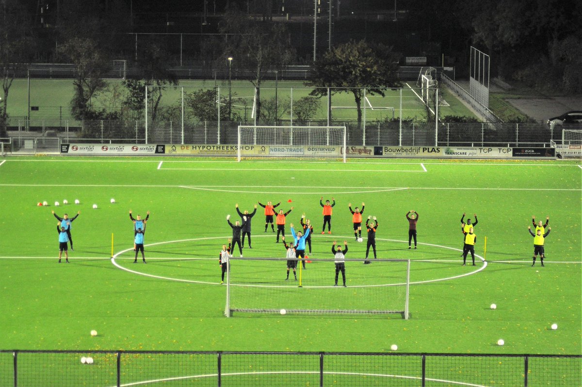 oranjenassau's tweet image. Ook bij Oranje Nassau wordt er nog wel getraind. Trainer @EHeerlijn benut de kansen door in viertallen te laten trainen. Morgen meer foto's van deze zwaaiende selectie, die,  zo te zien, nog steeds veel plezier in het trainen hebben.