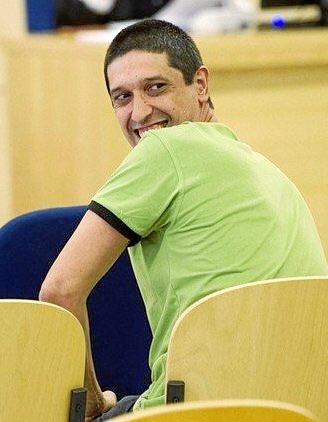 EnekoCompains's tweet photo. Gogoan ditut lau hormen arteko paseoak, Aranjuezen. Gogoan dut Frantzian betetako zigorra bikoizteko Madrilen egin zizuten fartsa. Gogoan ditut kristalez banaturiko bisitak, ondoren. Ez zenuen inoiz irria galdu, kabroi hori. Eta abisatu gabe joan zara. Maite zaitut! #Aginako ❤️ https://t.co/2b3ALU15q3