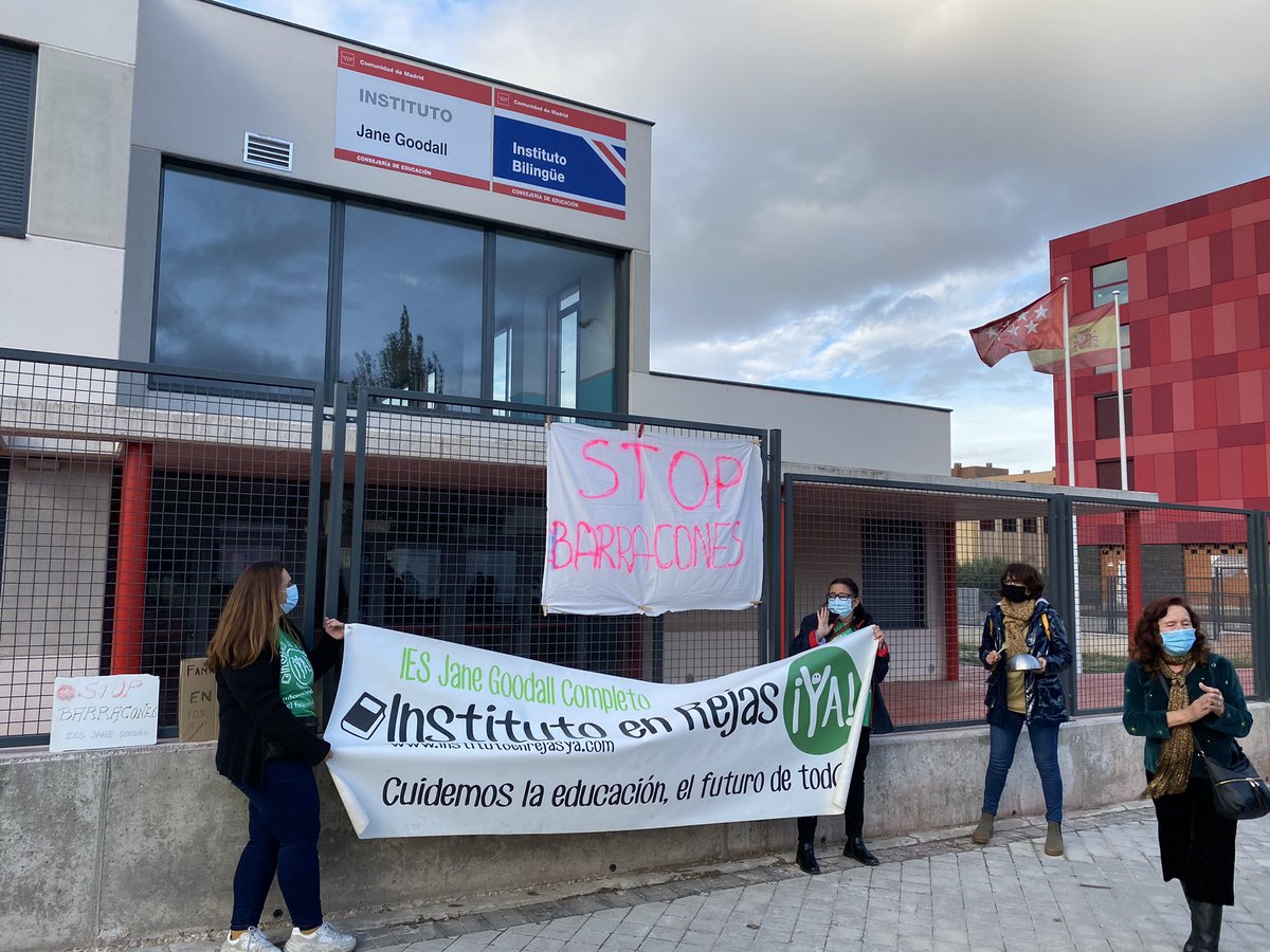 Instienrejasya's tweet photo. @eossoriocrespo @IdiazAyuso @lorenaherased @ignacioaguado #StopBarraconesJaneGoodall Más de 150 personas se concentran para solicitar un #IESJaneGoodallCompleto y no un parche de 8 aulas que dejara a los niños sin gimnasio y sin el resto de instalaciones. https://t.co/2BFW2j8GJn
