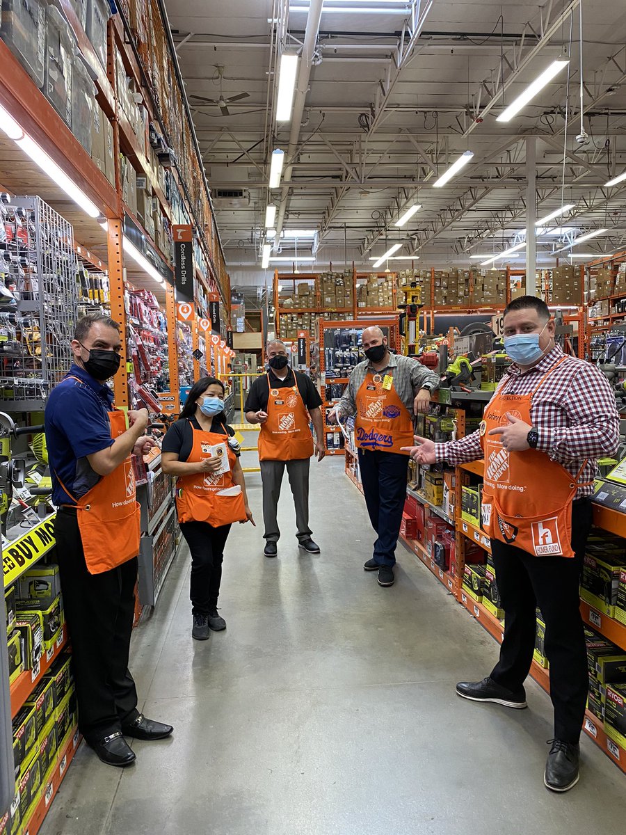 opsasmliz's tweet photo. Adolfo, Kevin, Nelli getting recognized for being amazing at their job and Heydi congratulations on your 19 years of service! Thank you Larry, Chris and Johnny for taking the time to visit us here at #team6651 #bestintheAV https://t.co/3uOZa4TqFf