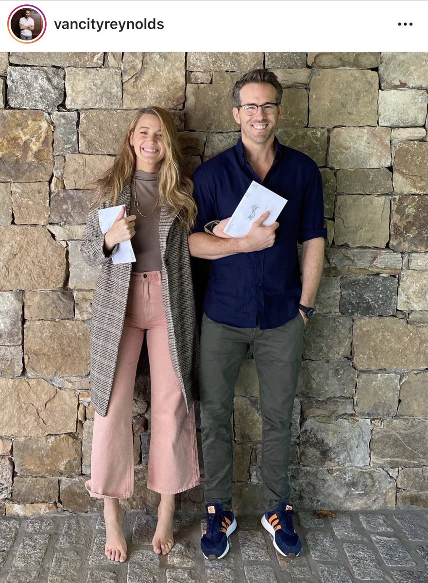 JarettSays's tweet photo. Someone please tell me I’m not crazy and that Blake Lively actually photoshopped a pair of heels on her feet for her photo https://t.co/Wiwprqe0y3