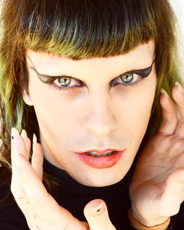 kellmutare's tweet image. agora me fala: do que adianta ser bonita e fazer umas fotos lindas, se ninguém compartilha? 

#LGBTQnaoTemPaz