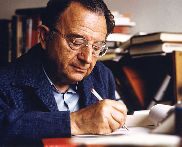 davidcosg's tweet photo. La actitud inherente al consumismo es devorar todo el mundo. El consumidor es el eterno niño de pecho que llora reclamando su biberón .- Erich Fromm, a “Tener o ser”, 1.976 https://t.co/q2Y7T98Mq9