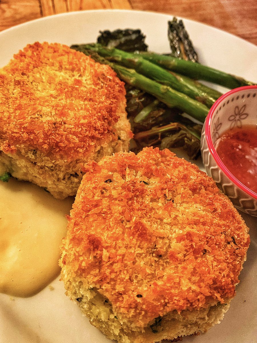 Ideas to use our dulse flakes🧜‍♂️Homemade dulse fish cakes (we used a lovely fillet of smoked haddock and cod from <a href="/SomethingFishy/">chip barber</a> ) cheese sauce , roasted asparagus,kelp and kale chips with a sweet chilli sauce 🧜‍♂️