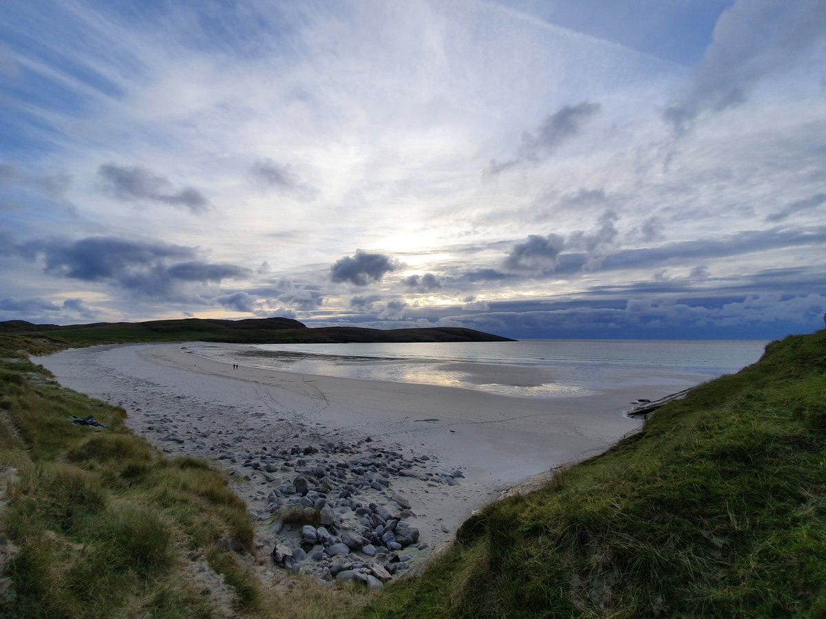 Flloraidh09's tweet photo. The wind is getting up and the rain is now starting. You can take a few bad days when you get a nice one inbetween. 3 rows potatoes lifted 5 loads of washing and a wee walk. #Bhatarsaigh #Buntata #Hebrides #LastDayofholidays #SgoilaMaireach https://t.co/QnF4fNMSl1
