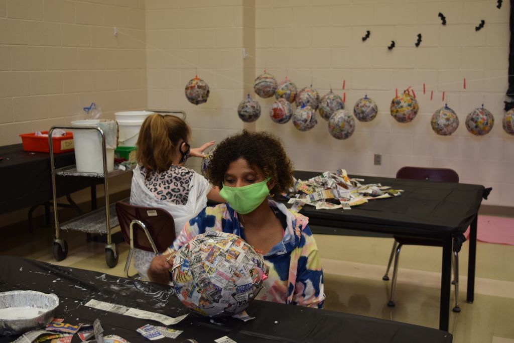 SplendoraISD's tweet photo. @PWE_Splendora 6th graders are learning about Papier-mâché. They are using balloons to create a head template so they can design a Halloween mask. Students will add features to create their unique designs and paint them. Stay tuned to see more! #WeAreSplendora https://t.co/QrHoQd3b3C