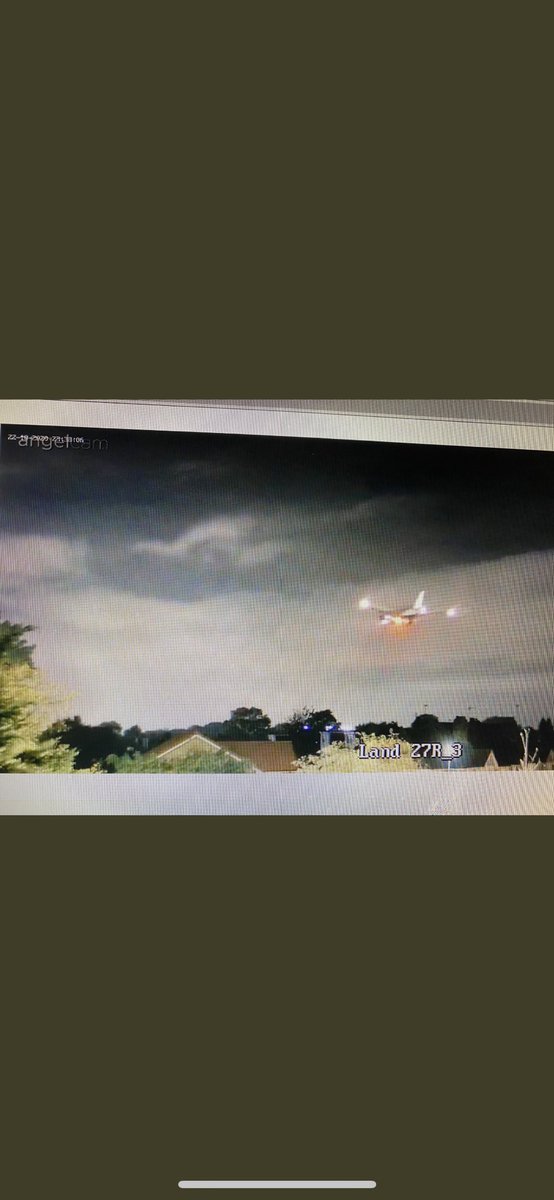 999London's tweet photo. Update: Flight #BA83 has landed safely back at #LondonHeathrow.
Sources say the flight returned as a result of a ‘passenger suffering a medical emergency’.
Picture shows the Boeing 777 on it’s final approach.
📸@KateGleeson1 https://t.co/mmODy9z8sE