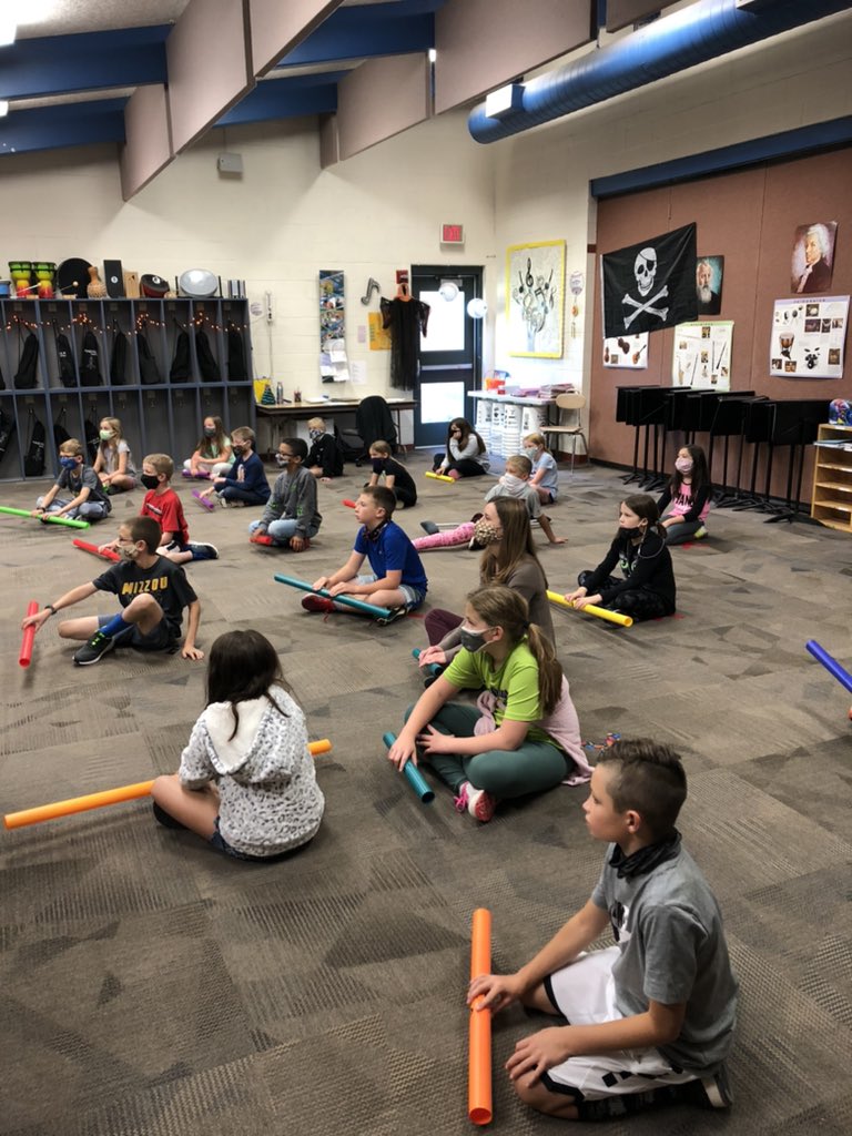 RachelTerrill2's tweet photo. Southview is getting into the Halloween’s spirit! We played the ghostbuster theme with boomehackers! @sv_principal @KearneyMOEdu https://t.co/J3t6G83TIl