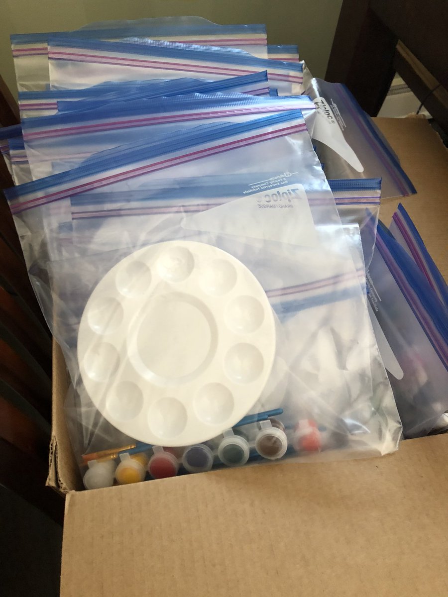 DrWiesterSXU's tweet image. Painting kits for @SaintXavier #HonorsProgram Pumpkin Decoration contest 🎃.  20 kits to be picked up with pumpkins for a fun socially distanced activity.  #WeAreSXU