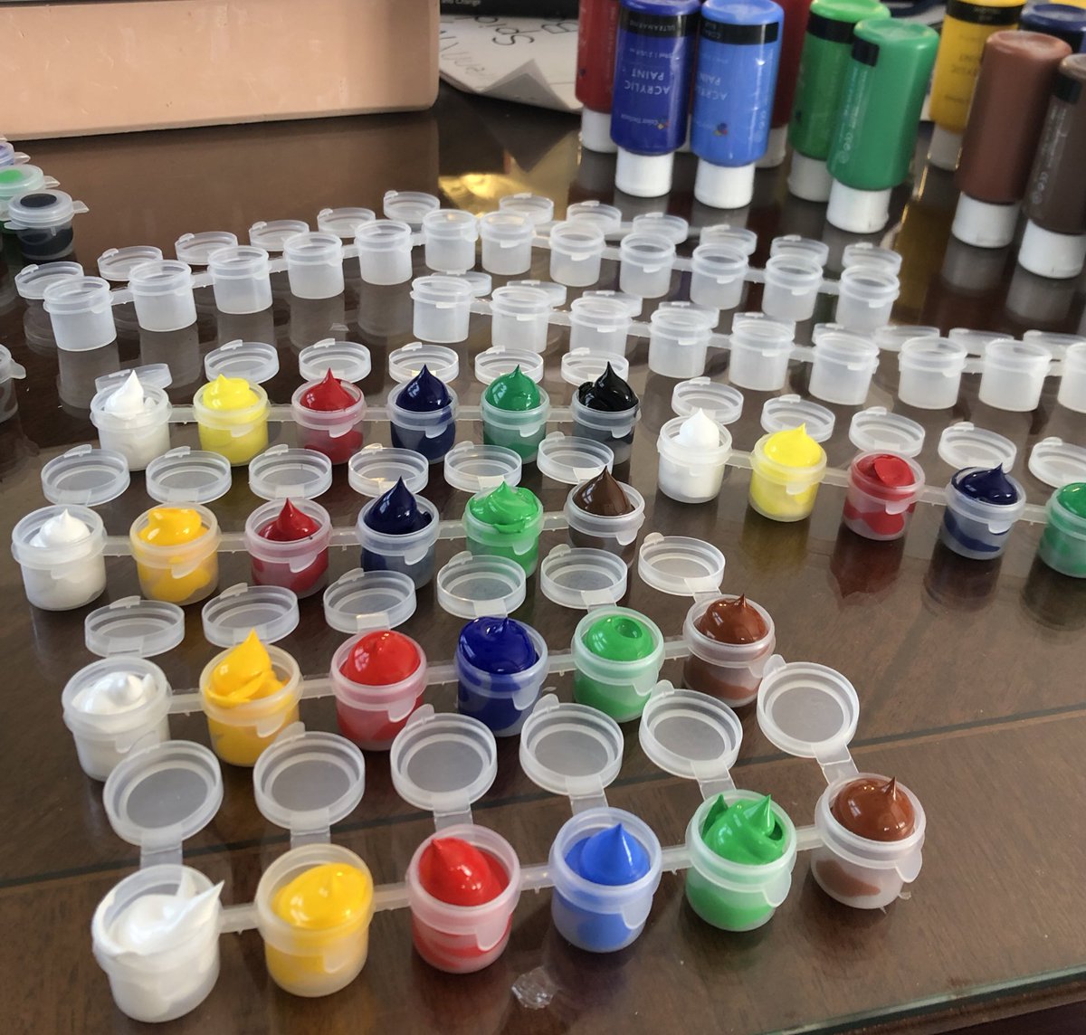 DrWiesterSXU's tweet image. Painting kits for @SaintXavier #HonorsProgram Pumpkin Decoration contest 🎃.  20 kits to be picked up with pumpkins for a fun socially distanced activity.  #WeAreSXU