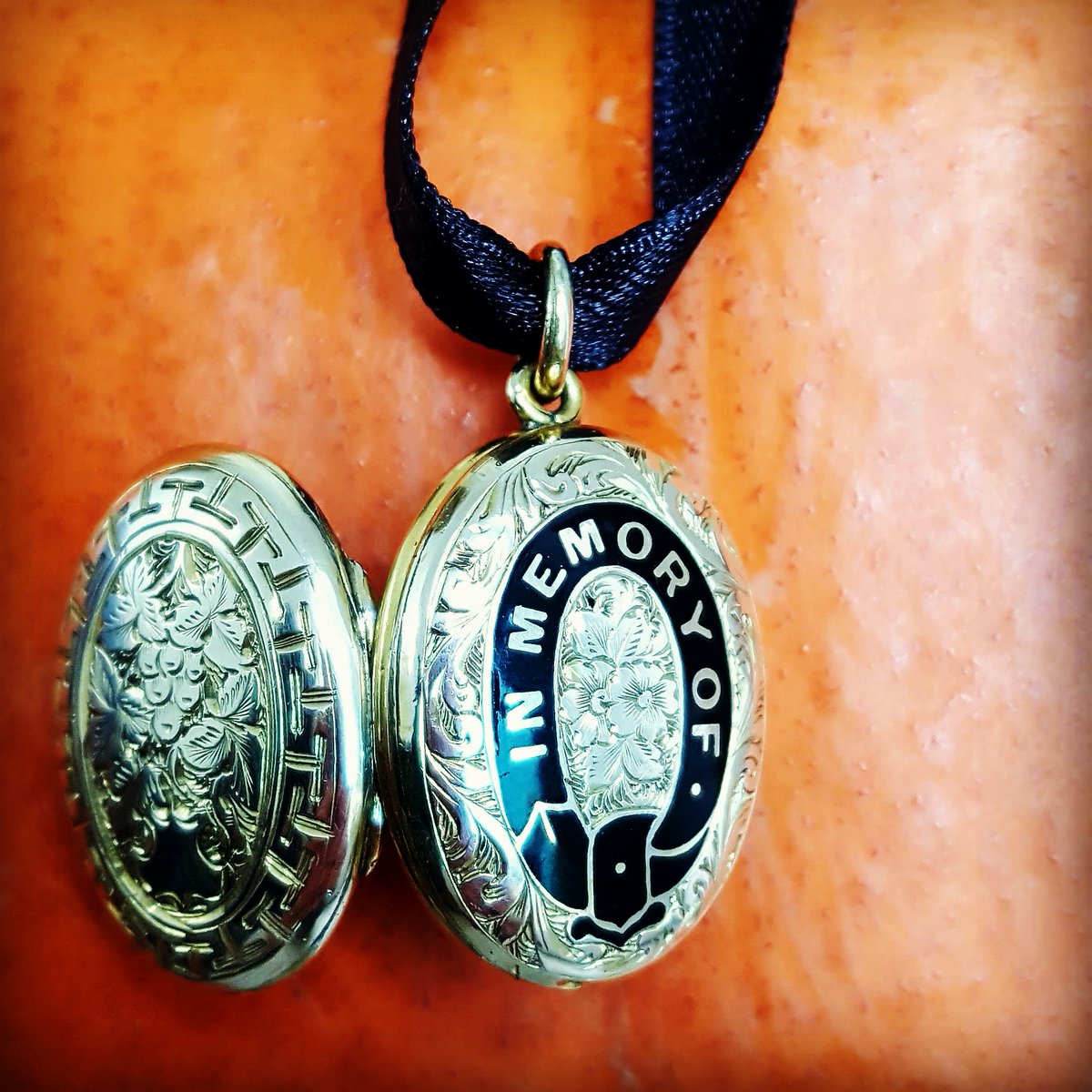 A rare #antique #Victorian gold #locket with black enamel 'In Memory Of' Double Photograph. We are crazy about #MementoMori jewellery; perfect for #Halloween season! #Samhain #mourningjewellery