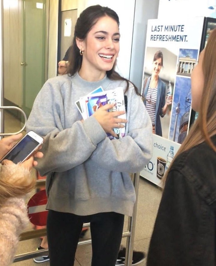 tinithread's tweet photo. — Tini Stoessel usando ropa cien veces más grande que ella; un hilo corto pero necesario. https://t.co/ISkBpQyycW