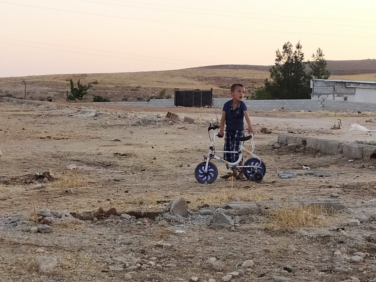 Surbis2's tweet photo. Bu fotoğrafı uzaktan çektik yakına alınca farkettik ki bisikletinin zinciri atmış.. Bir sonraki turda gittiğimiz de eğer oradaysa tamir edecez minik dostumuzun bisikletini. Çok üzüldüm. 
@bisiklet___ @bisiklet_izm @Urbit63 @bisikletakademi @BisikletDukkani @BisikletUlasim https://t.co/0ox4cEKpjD