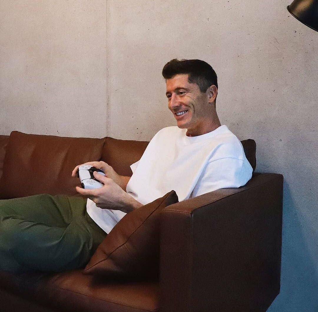 mundodabola's tweet photo. Lewandowski tranquilão jogando PS5. https://t.co/LfDbrEmzIu