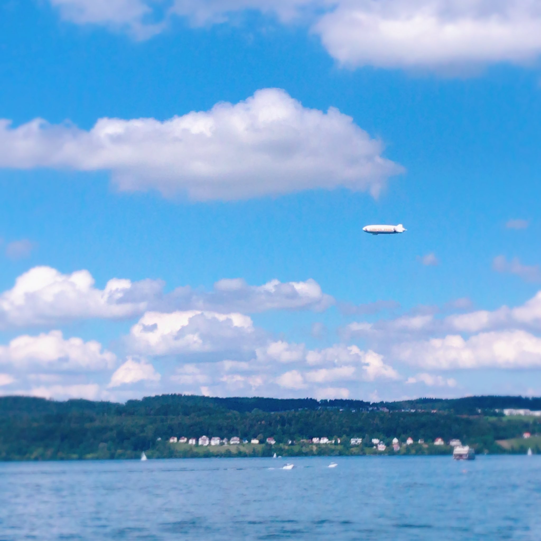 Amase ボーデン湖に浮かぶ島マイナウ島は 花がたくさん咲いていて とても美しい島でした ボーデン湖は ツェッペリン博物館があるからか いつ行っても飛行船が飛んでいて 見つけるとテンション上がるし 何より湖の底が見える程の透明度の高さ 癒