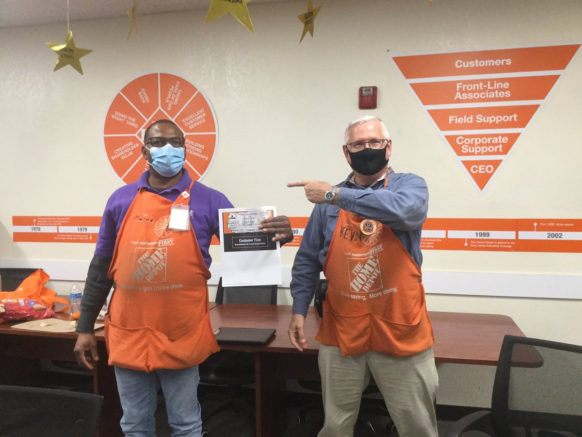 DC Kevin Spillman presents Marcus with a CHA-CHING at 4030. Great Partnership!!! #PDXHDIS @blkubes <a href="/Mark_THD/">Mark Scott</a> <a href="/y_atonna/">Yvette Atonna</a> @JonTrampeTHD