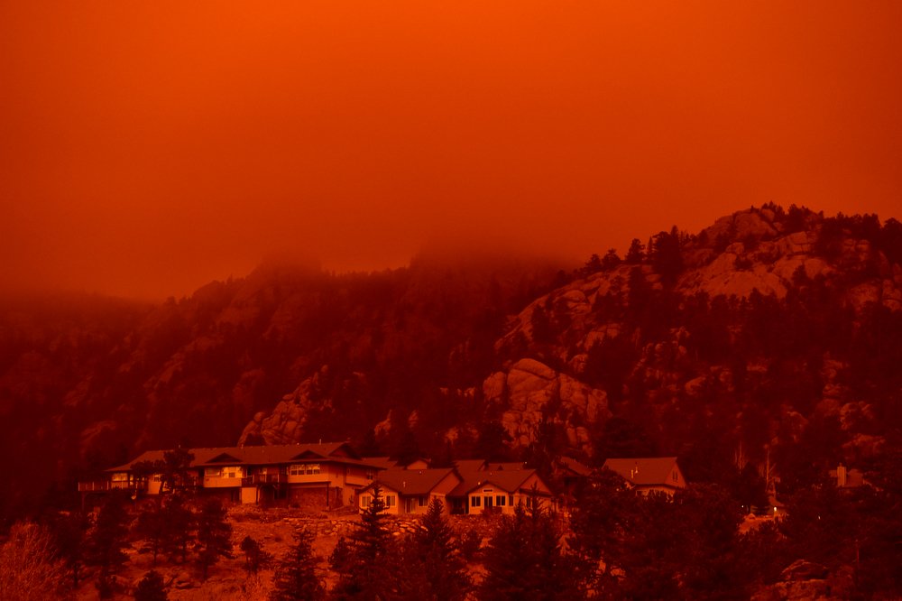 mitchellbyars's tweet photo. This is they sky right now in Estes Park (pics via @photojmatthew) #EastTroublesomeFire https://t.co/jyXLEvkJOt