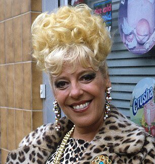 5. Bet Lynch. Barmaid turned landlady,Bet was famous for her outrageous dress sense,elaborate coiffure,sharp tongue and big heart. Her love life was usually disastrous,but she always bounced back for more. Brilliantly played by Julie Goodyear,Bet remains a Corrie icon  #MyCorrie60