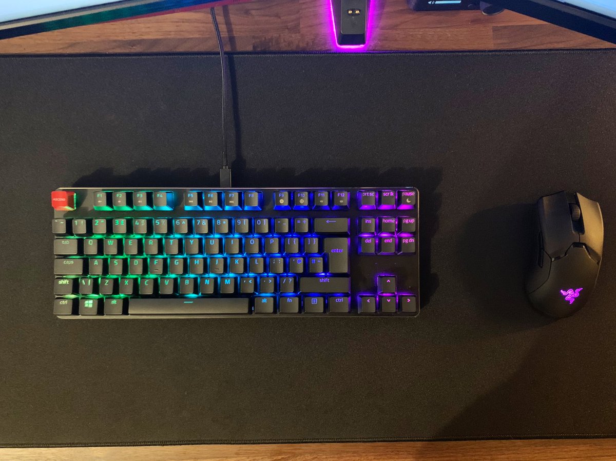 RupertStamp's tweet image. Built a mechanical keyboard this evening. A first for me but I think I’m pretty hooked now. @GloriousPCGR Brown switches and board, @Razer PBT keycaps with lubed/bandage modded stems. Not a fan of RGB so will be changing everything to white 👌🏻