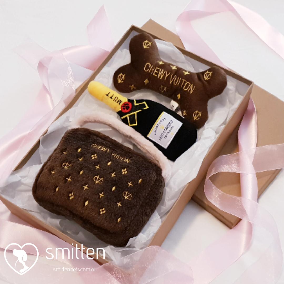 SmittenPets's tweet image. The ultimate gift in dog toys❣
#chewyvuiton #muttandchandog  #dogdiggindesigns #squeakytoy