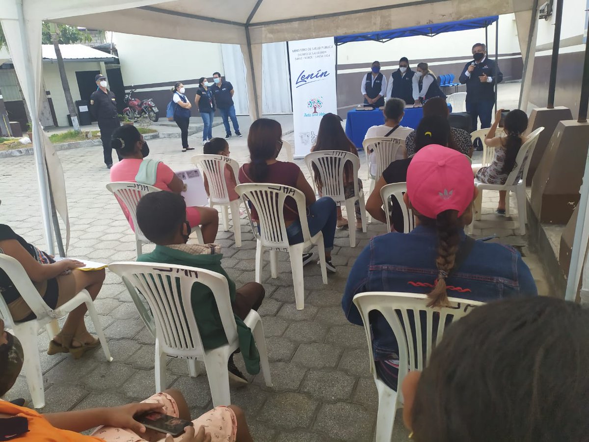 DPS_LosRios's tweet photo. #Guayas | Personal de @Salud_CZ5 entrega lentes a estudiantes de diversos planteles educativos del cantón Santa Lucía, con el objetivo de evitar discapacidad visual en los niños, niñas y adolescentes garantizando atención integral en todos los ciclos de vida. https://t.co/6RzC3Gb8oh