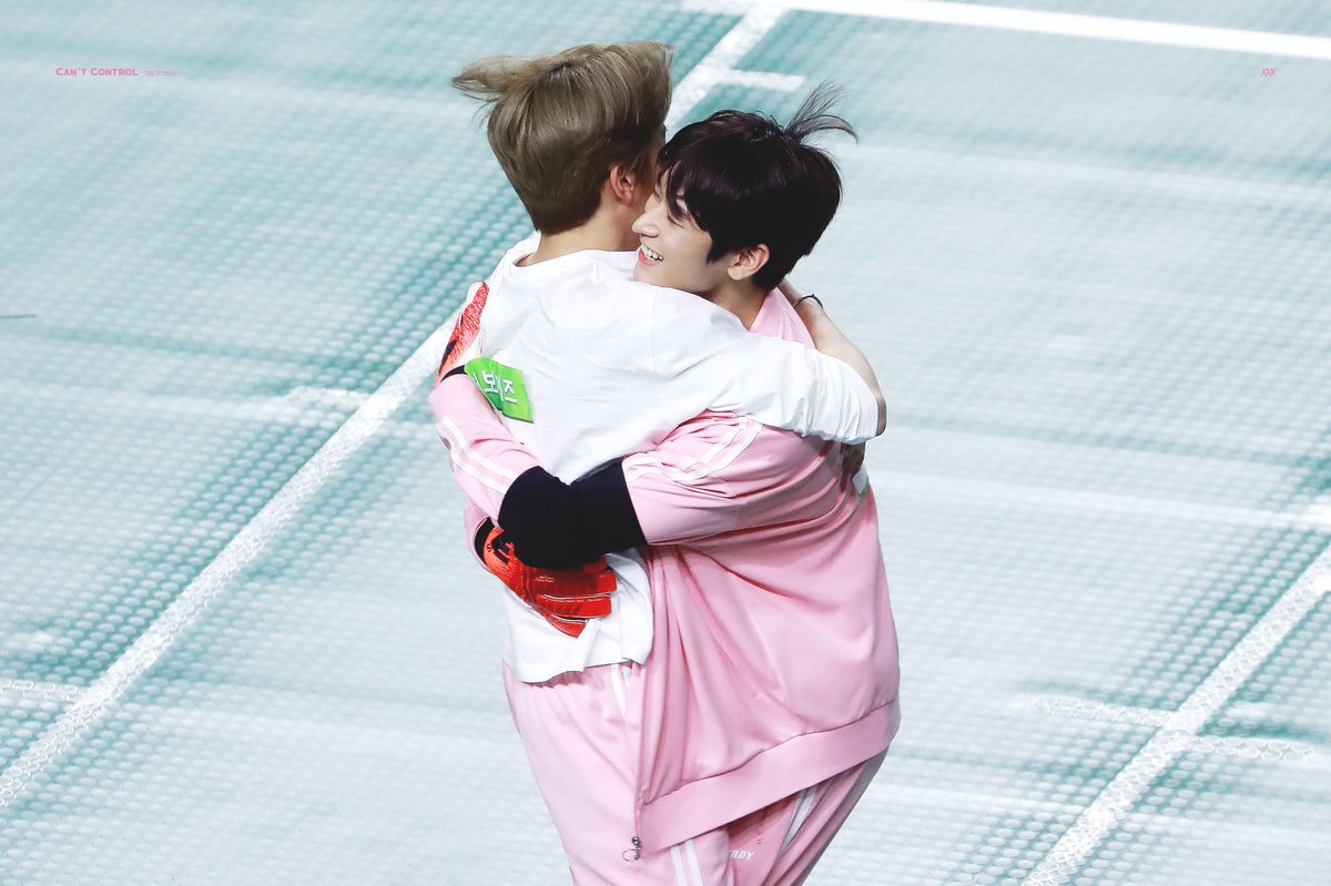 tbzhugging's tweet photo. jumil hug #주밀 #밀쥬 https://t.co/eCQNusymjE